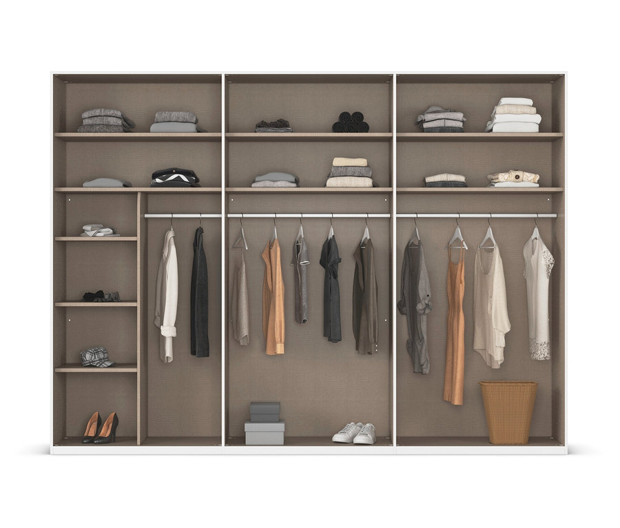 Offener Kleiderschrank mit gefalteter Kleidung auf Regalen und hängenden Kleidern in neutralen Farben.