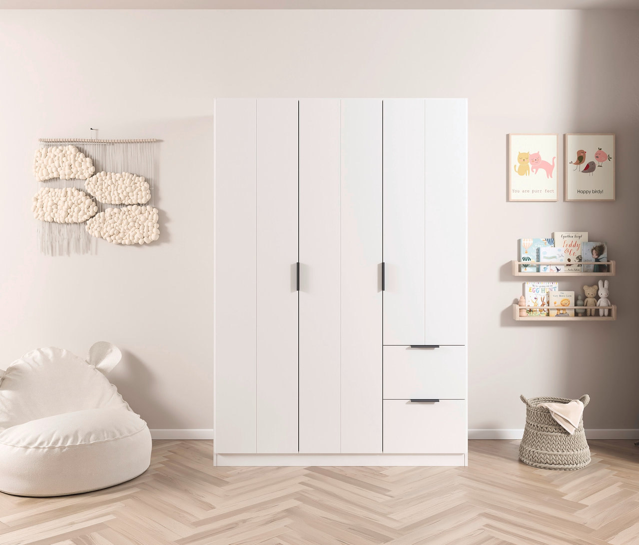 Weißer Kleiderschrank mit vier Türen und zwei Schubladen im Kinderzimmer. Daneben ein Bären-Sitzsack, Wanddeko und Regale mit Büchern.