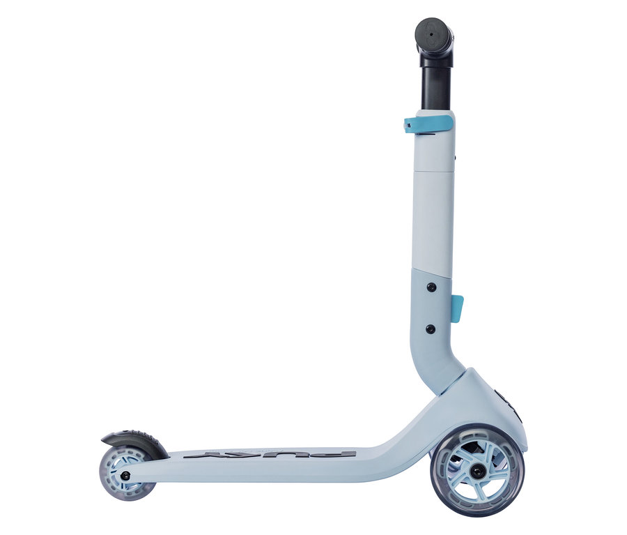 Der hellblaue PUKY Roller PUSH steht im Profil. Er hat einen schwarzen Griff und durchsichtige Räder.
