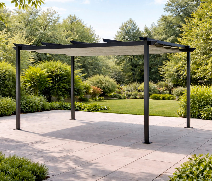 Leco Pergola, ca. 4 x 3 m, steht auf einer Terrasse mit Rasenfläche und Büschen im Hintergrund.