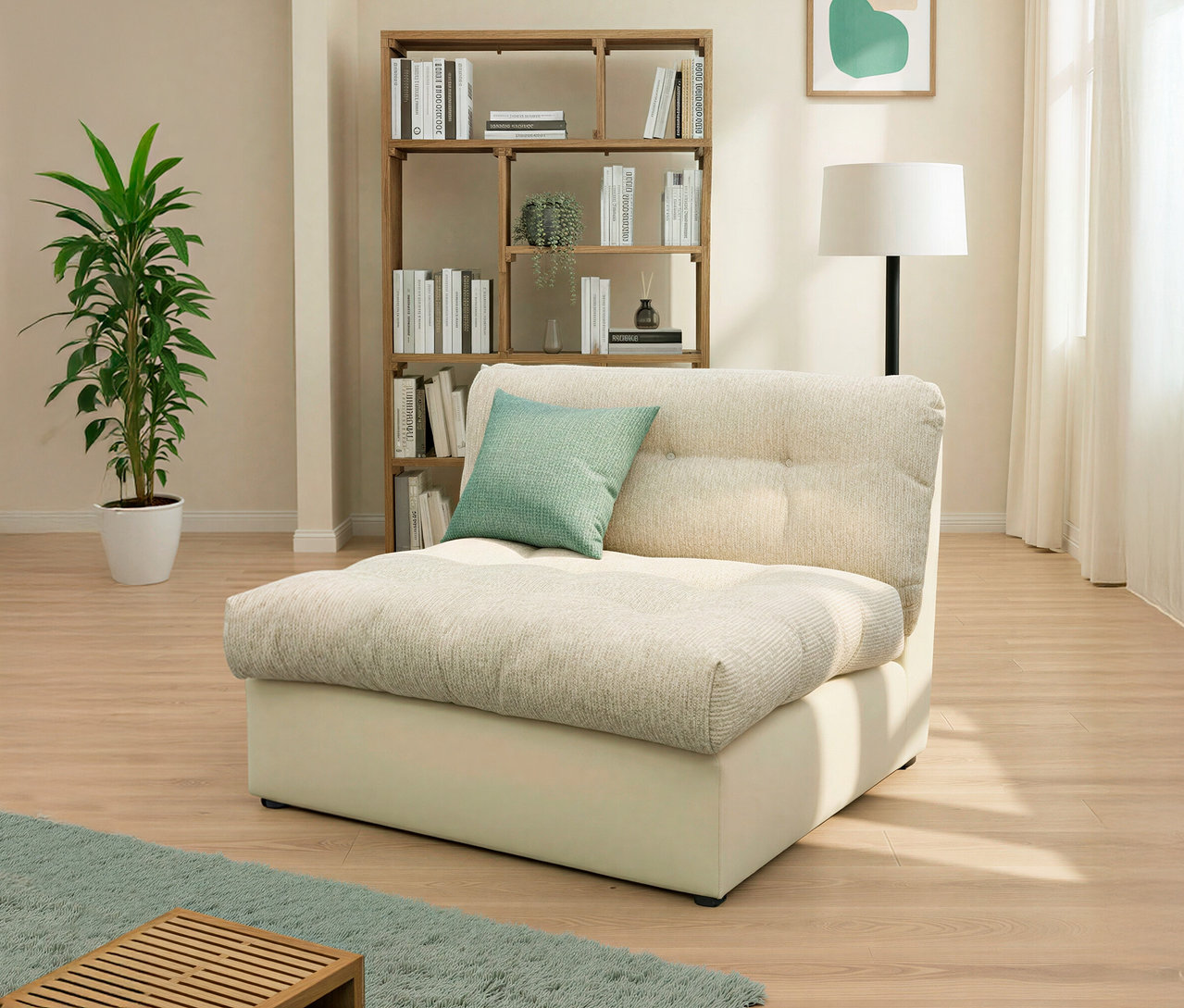 Beiger Sessel mit türkisfarbenem Kissen in einem Wohnzimmer mit Bücherregal und Zimmerpflanze.