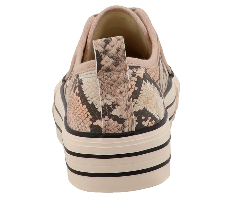 Nahaufnahme eines einzelnen beigen Sneakers mit Schlangenmuster und erhöhter Sohle, von hinten aufgenommen.