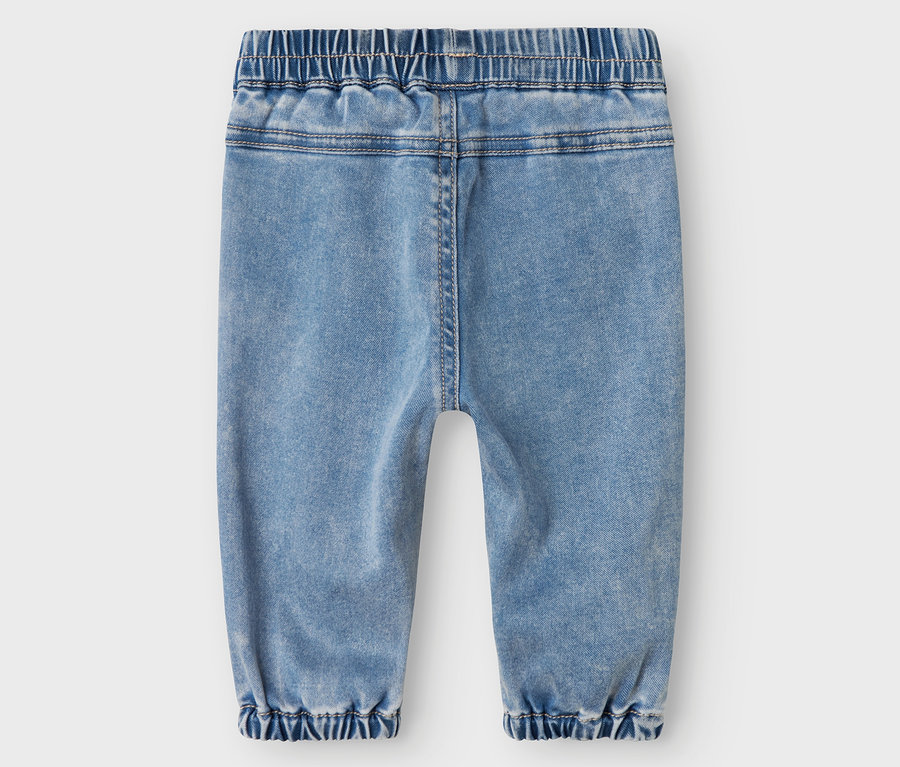 Rückansicht einer hellblauen NAME IT Baby-Jeans mit Gummizug.