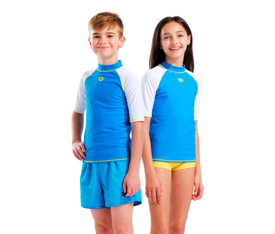 Ein Junge und ein Mädchen stehen nebeneinander und tragen blaue und weiße Arena-Badebekleidung.