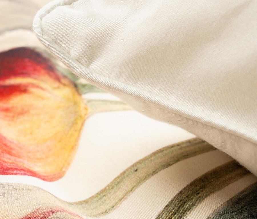 Nahaufnahme von ESSENZA Satin-Bettwäsche »Tosca« mit Blumenmuster und einem hellen Kissen.