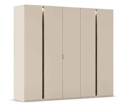 Beiger Kleiderschrank mit fünf Türen und schmalen, dunklen Akzenten an den Seiten.
