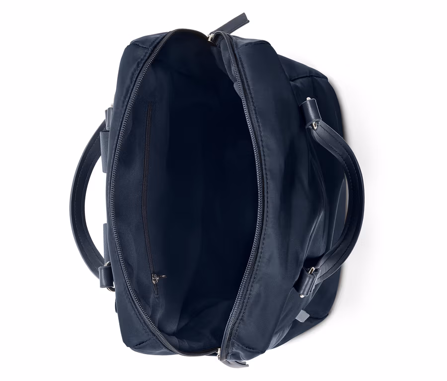 Dunkelblaue Tasche mit geöffnetem Reißverschluss, die das dunkle Innere und eine Innentasche mit Reißverschluss zeigt. Sie hat zwei dunkle Griffe und wird von oben auf weißem Hintergrund gezeigt.