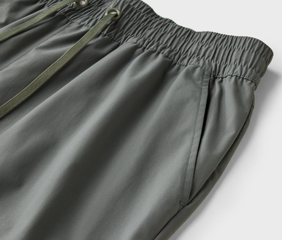 Nahaufnahme einer grauen Hose mit Kordelzug und elastischem Bund.