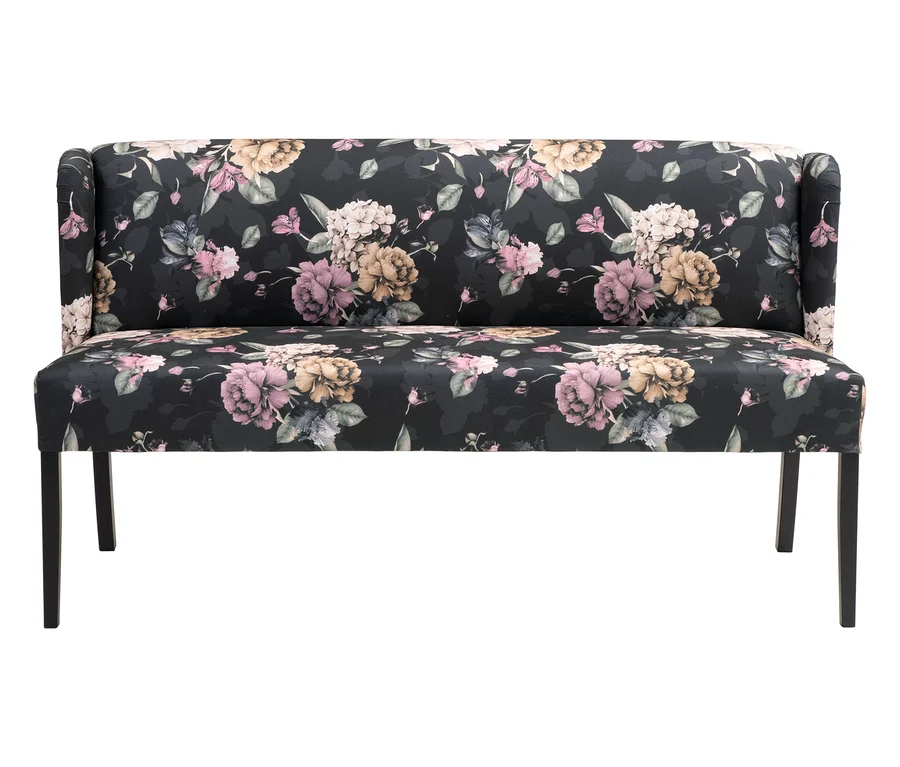 Ein blumengemustertes Sofa mit dunklen Holzbeinen.