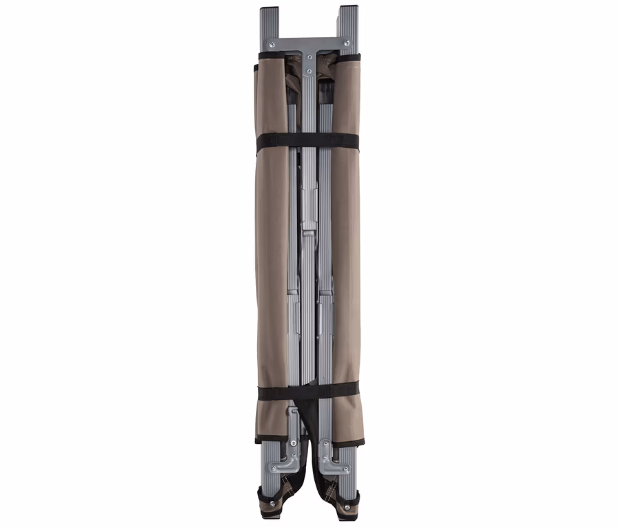 Zusammengeklappte Grand Canyon Campingliege »Topaz«, 210 cm, mit braunem Bezug und schwarzen Gurten steht vertikal.