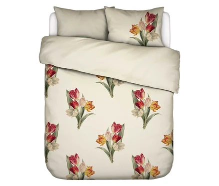 Draufsicht auf ein Bett mit der Essenza Satin-Bettwäsche »Tosca«, Übergröße, die mit Blumen bedruckt ist, inklusive Kissenbezüge.