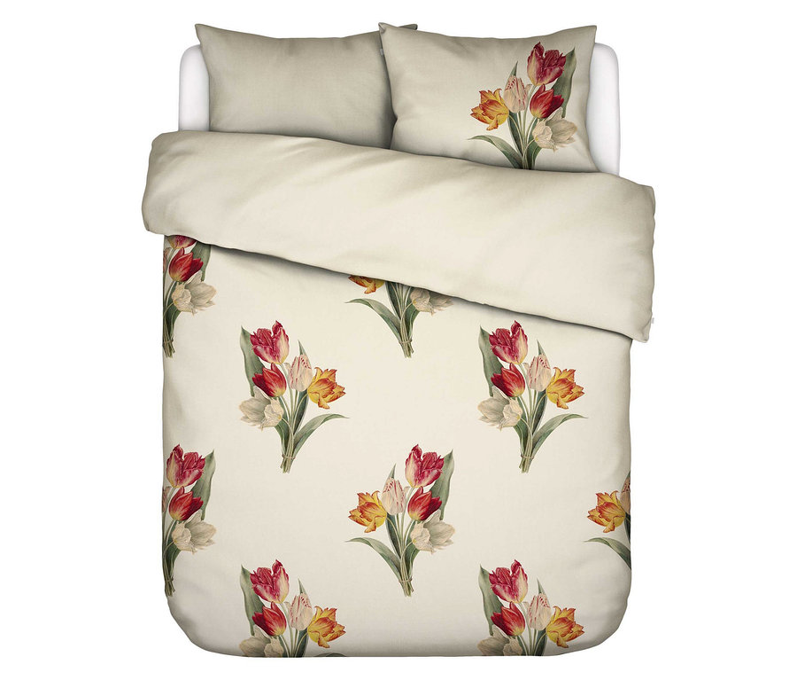 Draufsicht auf ein Bett mit der Essenza Satin-Bettwäsche »Tosca«, Übergröße, die mit Blumen bedruckt ist, inklusive Kissenbezüge.