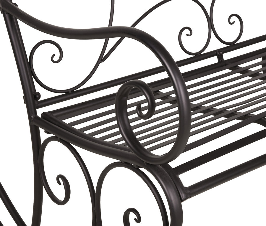 Detailansicht einer schwarzen Gartenbank aus Metall mit geschwungenen Verzierungen.