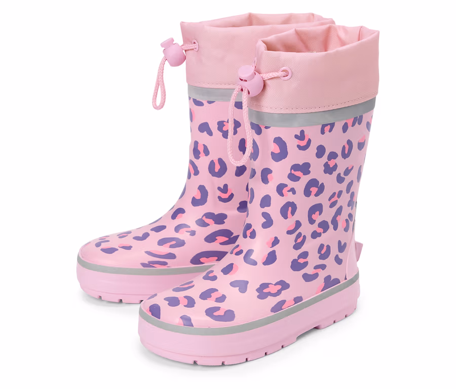 Ein Paar rosa Kindergummistiefel mit lila Leopardenmuster stehen nebeneinander.