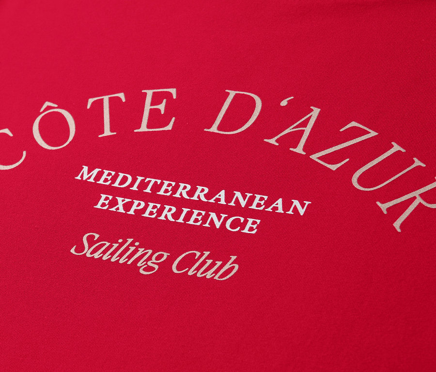 Nahaufnahme des roten Street One T-Shirts mit weißem "Côte d'Azur"-Aufdruck.