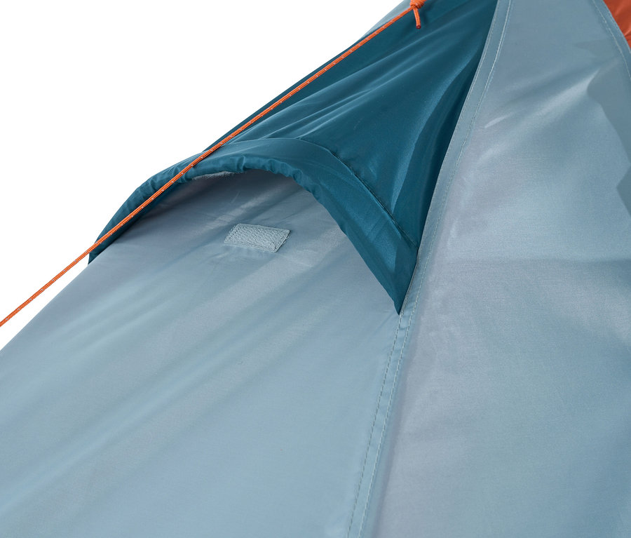 Nahaufnahme des Grand Canyon »Apex« 1-Personen-Trekkingzelts mit blauem Vordach und orangefarbener Zeltleine.