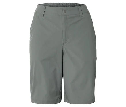 Graue Shorts vor einem weißen Hintergrund.