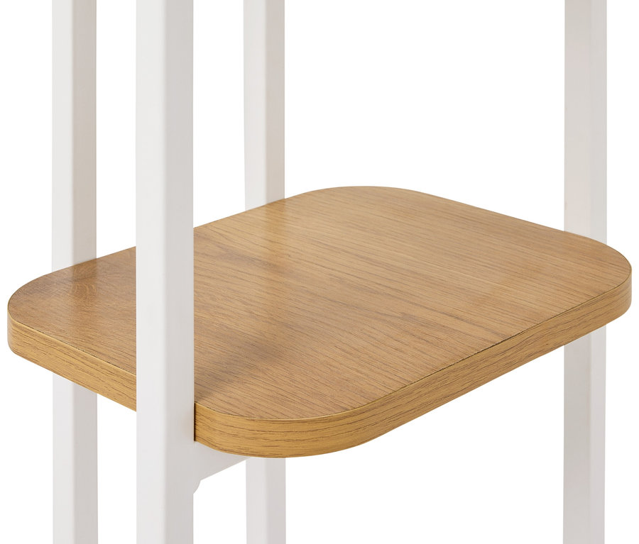 Nahaufnahme eines Regals mit Holzbrett und weißem Rahmen.