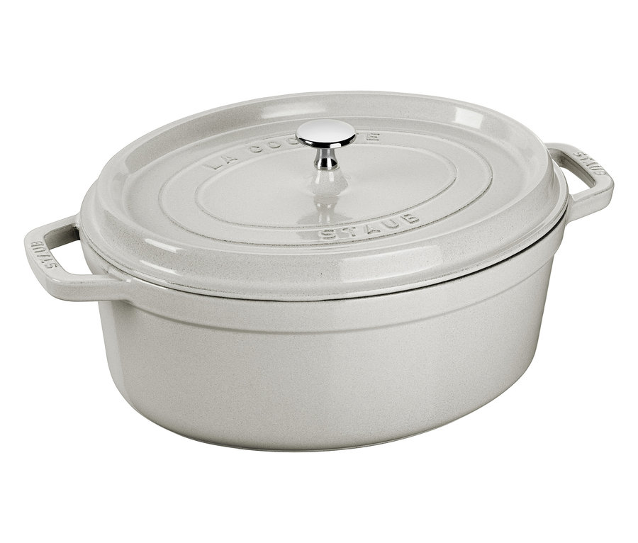 Ein weißer STAUB Bräter »Cocotte« (ca. 4,2 l oder 6,7 l) steht auf einer ebenen Fläche.