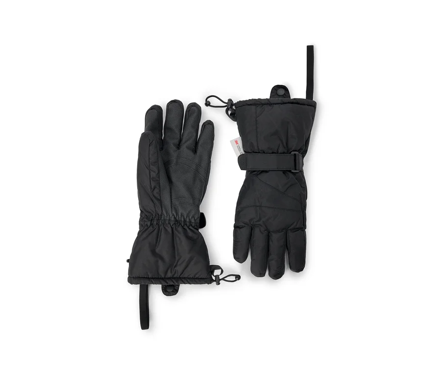 Zwei schwarze Winterhandschuhe, einer mit der Handfläche nach oben und strukturiertem Griff, der andere mit der Handfläche nach unten, beide mit verstellbaren Handgelenksriemen, elastischen Bündchen und Kordelzügen.