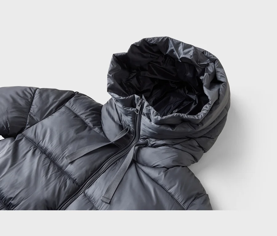 Dunkelgraue Steppjacke mit Kapuze, dunklem Futter, schwarzem Reißverschluss und grauen Zugbändern.