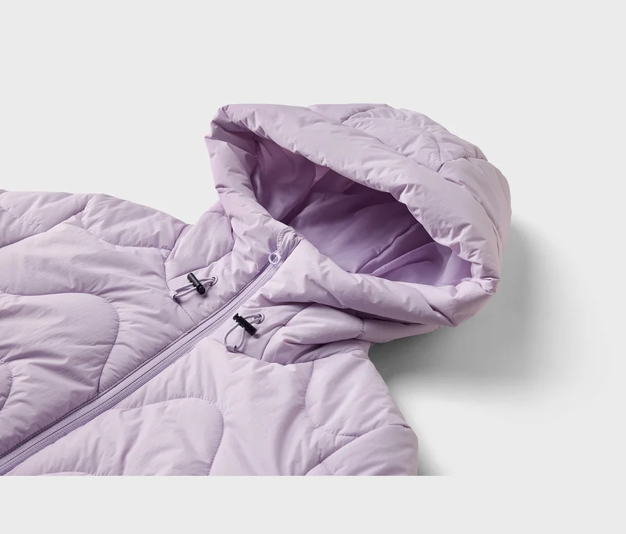 Hellviolette Steppjacke mit Kapuze und Reißverschluss. Zwei schwarze Kordelstopper sind am Kragen sichtbar.