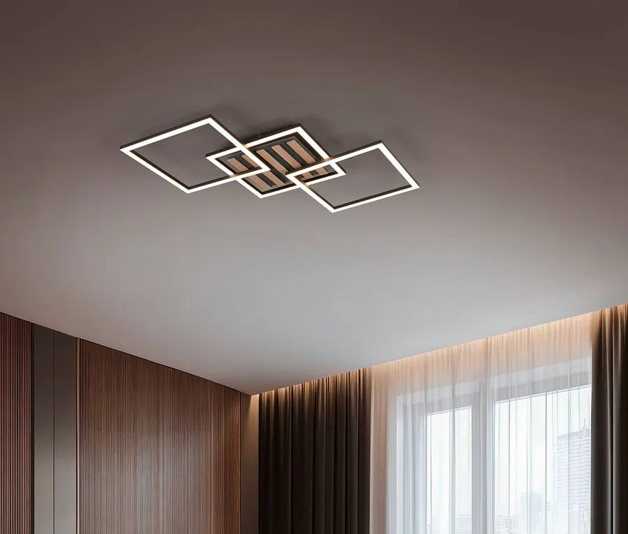 Moderne Deckenleuchte mit beleuchteten schwarzen quadratischen Rahmen und Holzlamellen, an einer grauen Decke über einer Holzwand und einem Fenster mit Vorhängen.