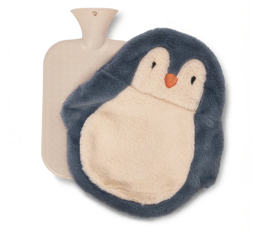 Beige Wärmflasche mit einem flauschigen Bezug in Form eines blaugrauen Pinguins mit cremefarbenem Bauch und orangefarbenem Schnabel.