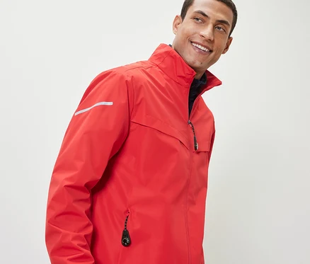 Mann in roter Jacke mit 2 Reißverschlussanhängern.