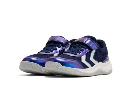 Ein Paar dunkelblaue und irisierende lila Turnschuhe mit weißen Chevron-Logos, Klettverschluss und Schnürsenkeln.