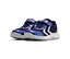 Ein Paar dunkelblaue und irisierende lila Turnschuhe mit weißen Chevron-Logos, Klettverschluss und Schnürsenkeln.