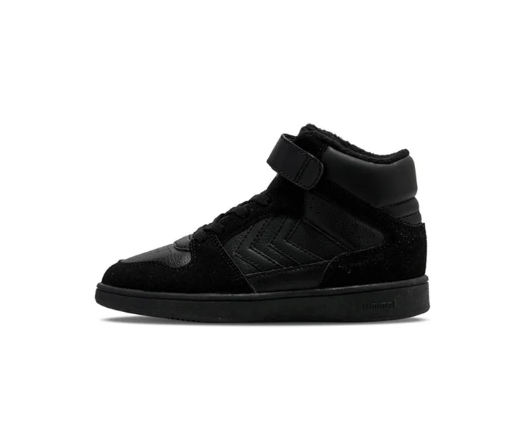 Ein einzelner anthrazitfarbener hummel® St Power Play Mid Wt Jr High-Top-Sneaker mit Klettverschluss und Schnürsenkeln auf weißem Hintergrund.