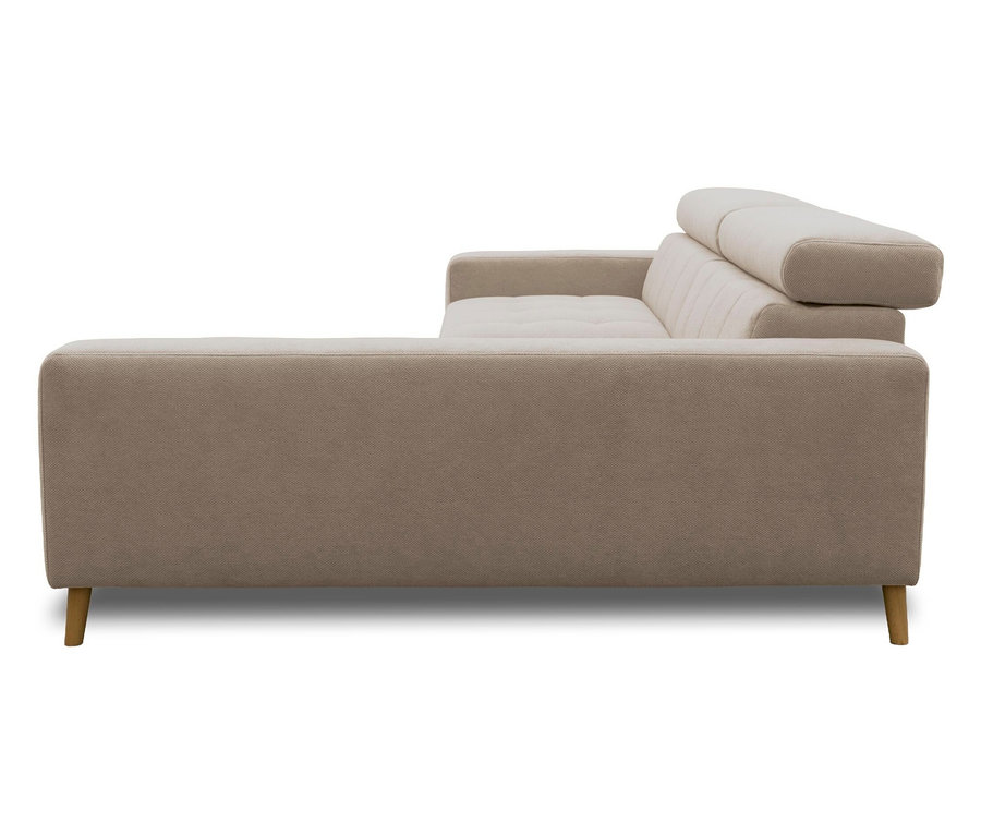 Beiges Ecksofa mit Chaiselongue und verstellbaren Kopfstützen auf Holzfüßen vor weißem Hintergrund.