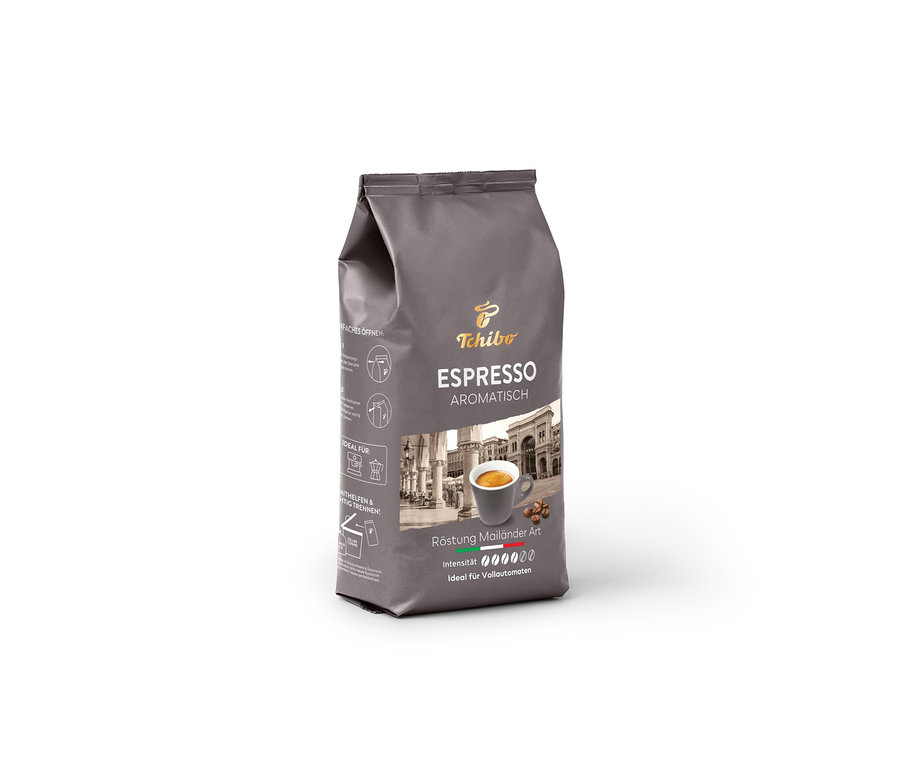 Eine graue Packung Tchibo Espresso Aromatisch Ganze Bohne. Auf der Packung ist eine Tasse Espresso und Mailänder Architektur abgebildet.