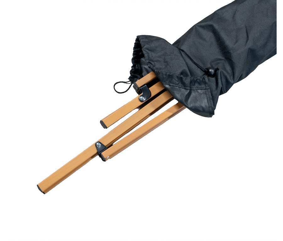 Holzbeine eines faltbaren Campingstuhls, die aus einer schwarzen Tragetasche mit Kordelzug herausragen.