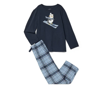 Dunkelblauer Pyjama mit langärmeligem Oberteil und hellblauer Karohose. Das Oberteil zeigt einen Pinguin beim Skifahren.