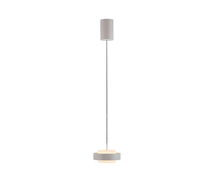 Eine moderne Pendelleuchte mit einem hellgrauen zylindrischen Deckenanschluss, einem dünnen schwarzen Kabel und einem geschichteten, runden hellgrauen Lampenschirm mit einem leuchtenden weißen Diffusor.