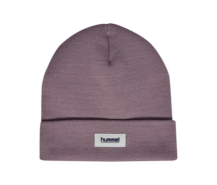 hummel® »HMLJR Knit Beanie«, lila. Lila Strickmütze mit umgeschlagenem Rand und weißem hummel®-Logoetikett.