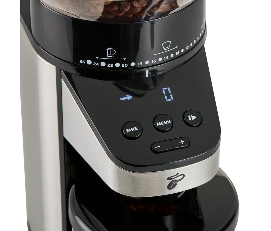 Detailaufnahme einer elektrischen Kaffeemühle mit Waage, oben Kaffeebohnen.