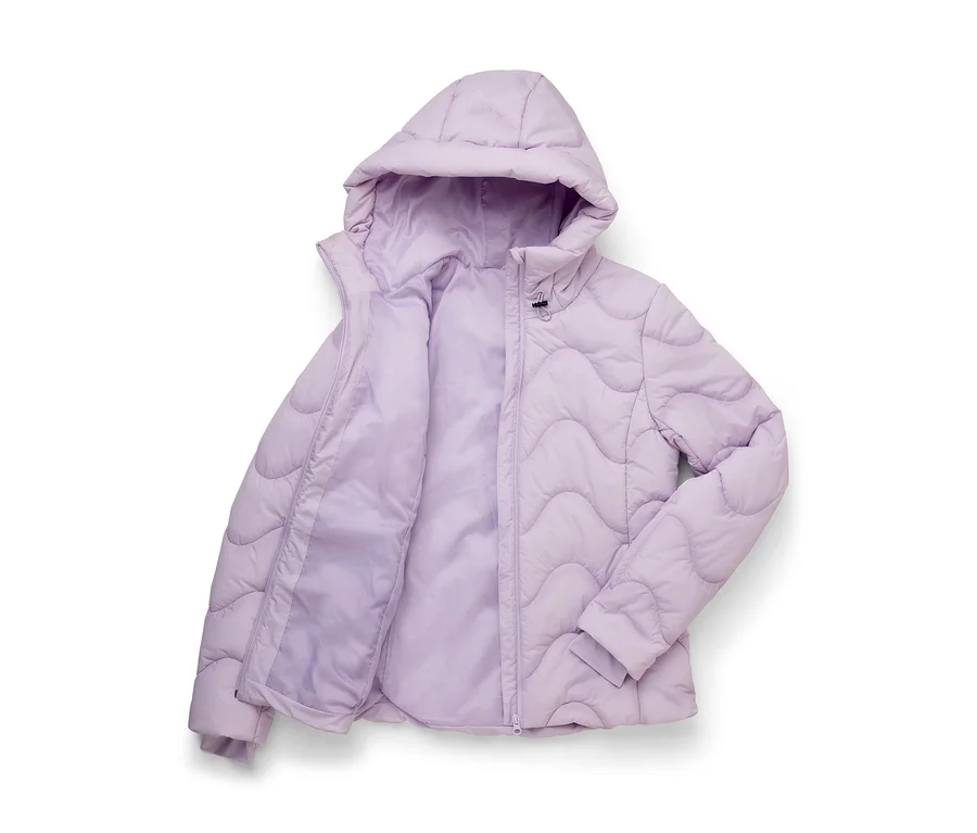 Lavendelfarbene Steppjacke mit Kapuze und Reißverschluss, mit wellenförmigem Steppmuster.