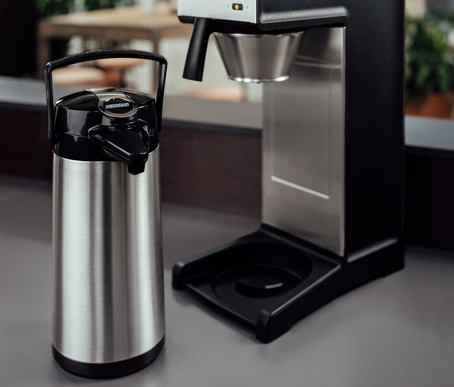 Eine silberne Bonamat Pumpthermoskanne 2,2 l neben einer professionellen Bravilor-Bonamat TH Filterkaffeemaschine ohne Kanne.