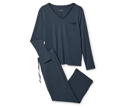 Dunkelblauer Pyjama-Set mit langärmeligem V-Ausschnitt-Oberteil und passender Hose mit Kordelzug. Das Oberteil hat eine kleine Brusttasche.