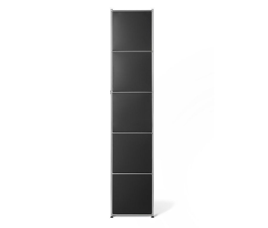 Ein hohes Metallregal mit fünf Fächern und einer Klappe.