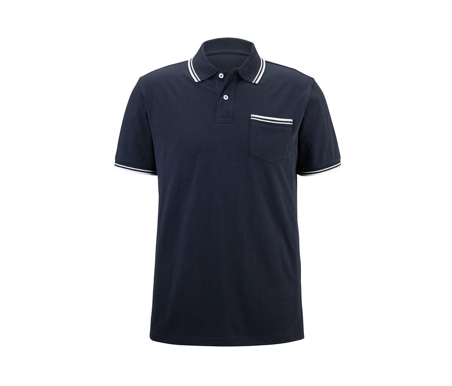 Dunkelblaues Jersey-Poloshirt mit kurzen Ärmeln, Kragen und Brusttasche, die mit weißen Streifen gesäumt sind.