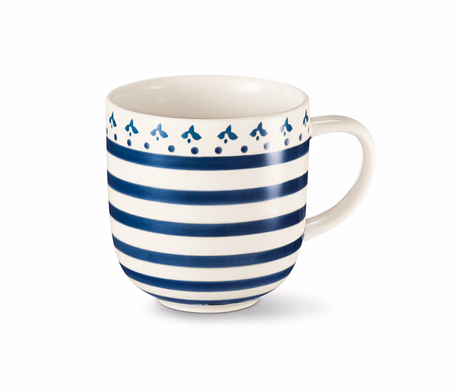 Weißer Trinkbecher mit blauen Streifen und handgemaltem Dekor.