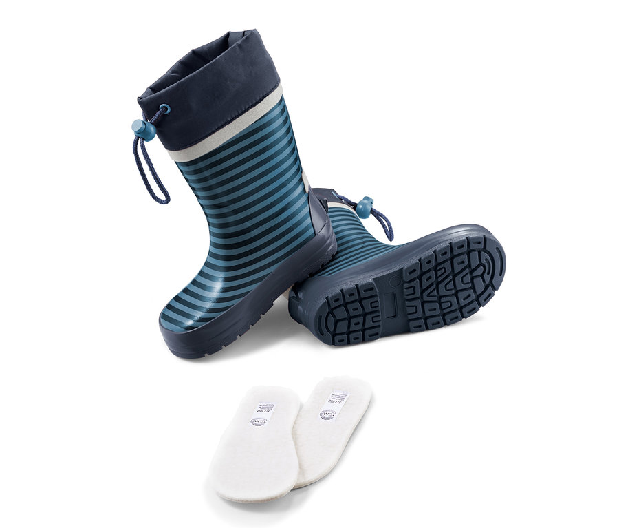 Gestreifte Kinder-Regenstiefel und zwei weiße Schuheinlagen.
