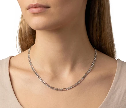 Frau trägt eine silberne Amor 925 Silber Figaro-Halskette um den Hals.