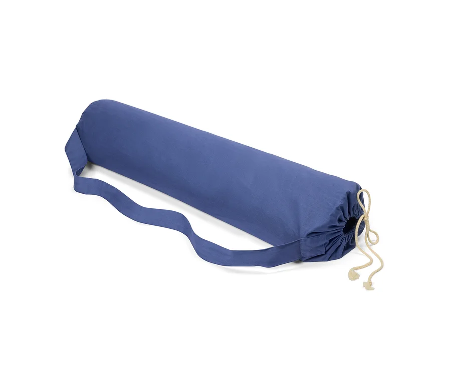 Eine blaue Schurwoll-Yogamatte ist zusammengerollt und mit einem Tragegurt versehen.