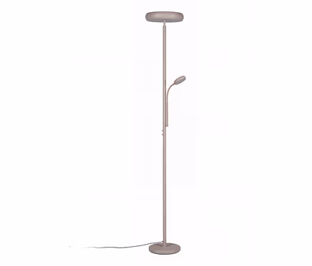 Eine hellbraune Stehlampe mit Deckenfluter und verstellbarer Leselampe, auf einem runden Sockel stehend, mit sichtbarem schwarzem Stromkabel.