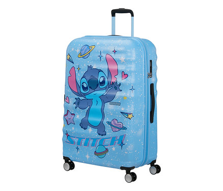 Hellblauer Koffer mit winkendem Stitch, umgeben von Planeten, Sternen und Herzen auf gesprenkeltem Hintergrund. Unten steht „STITCH!“.